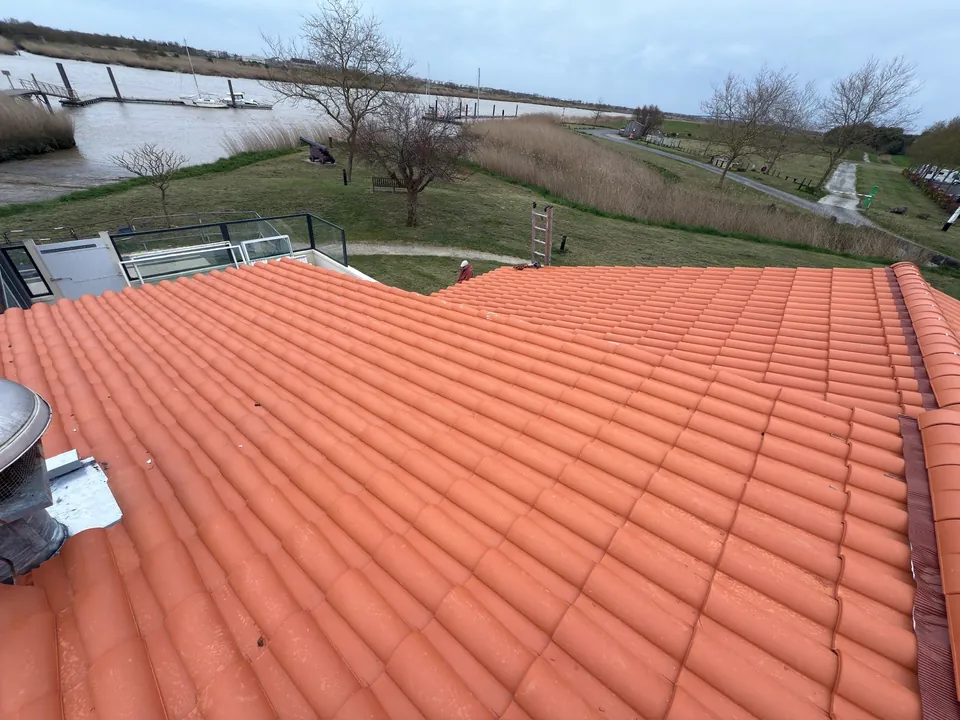 Étape 9 sur 9 : Toiture terminée, face à la Charente. Toiture refaite au bord de la Charente, Soubise