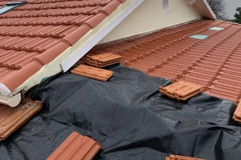 Mise hors d'eau provisoire : bâche lestée en attendant la réparation.